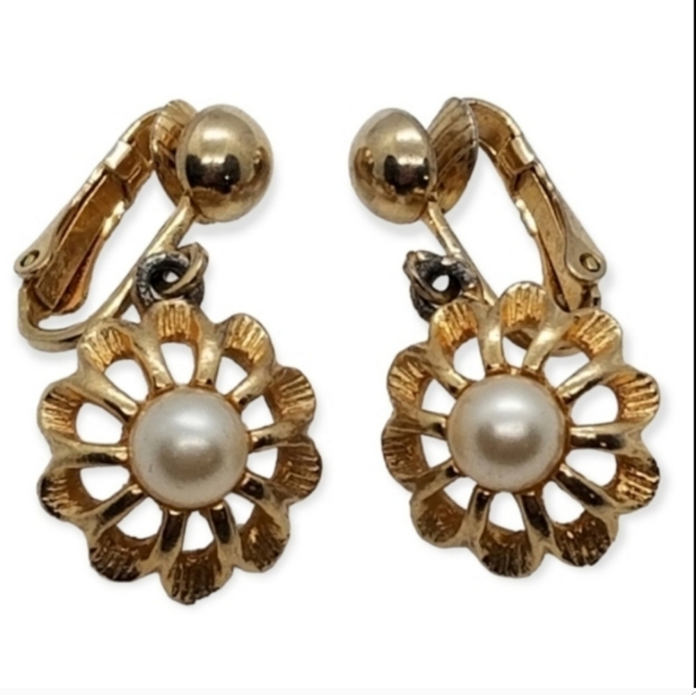 AVON VINTAGE GOLDTONED & FAUX PEARL DAISY  DROP CLIP ON EARRINGS